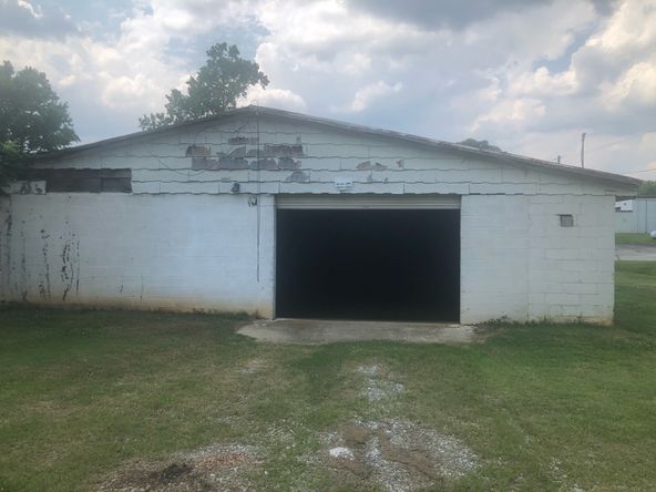 Maysville: 530 Sims St, Maysville, GA 30558